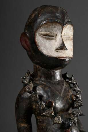 Eket Ogbom Tanzaufsatz „Stehende Figur", schöne Patina mit partiell weißer Bemalung, Nigeria, Stachelperlkette nachträglich hinzugefügt, H. 53cm, Provenienz: Sammlung Schleswig-Holstein - photo 3