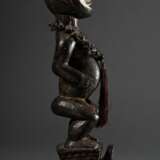 Eket Ogbom Tanzaufsatz „Stehende Figur", schöne Patina mit partiell weißer Bemalung, Nigeria, Stachelperlkette nachträglich hinzugefügt, H. 53cm, Provenienz: Sammlung Schleswig-Holstein - photo 5