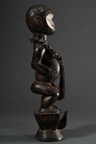 Eket Ogbom Tanzaufsatz „Stehende Figur", schöne Patina mit partiell weißer Bemalung, Nigeria, Stachelperlkette nachträglich hinzugefügt, H. 53cm, Provenienz: Sammlung Schleswig-Holstein - photo 5
