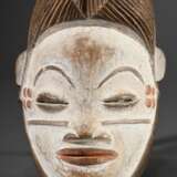 Punu-Lumbo Maske, Gabun, Kaolin weiß gefasstes Frauengesicht, einen positiv wirkenden Wiedergänger darstellend, fein geschnitzte Züge und Schmucknarben an den Schläfen, turmförmiger Haaraufbau, Abrieb an Kinn und Stirn, … - Foto 1