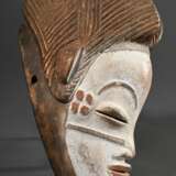 Punu-Lumbo Maske, Gabun, Kaolin weiß gefasstes Frauengesicht, einen positiv wirkenden Wiedergänger darstellend, fein geschnitzte Züge und Schmucknarben an den Schläfen, turmförmiger Haaraufbau, Abrieb an Kinn und Stirn, … - Foto 2