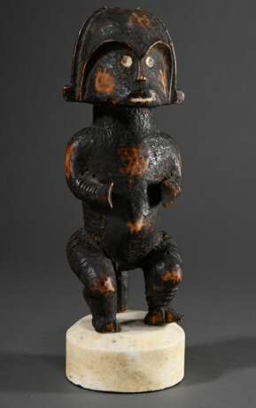Fang Figur „Sitzender“ mit helmartiger Frisur und partieller weißer Bemalung, Kamerun/Gabun, H. 32,5/39cm, nachträglich auf Marmorsockel montiert, Provenienz: Sammlung Schleswig-Holstein - фото 1