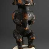 Fang Figur „Sitzender“ mit helmartiger Frisur und partieller weißer Bemalung, Kamerun/Gabun, H. 32,5/39cm, nachträglich auf Marmorsockel montiert, Provenienz: Sammlung Schleswig-Holstein - фото 1