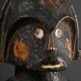 Fang Figur „Sitzender“ mit helmartiger Frisur und partieller weißer Bemalung, Kamerun/Gabun, H. 32,5/39cm, nachträglich auf Marmorsockel montiert, Provenienz: Sammlung Schleswig-Holstein - фото 2