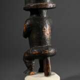 Fang Figur „Sitzender“ mit helmartiger Frisur und partieller weißer Bemalung, Kamerun/Gabun, H. 32,5/39cm, nachträglich auf Marmorsockel montiert, Provenienz: Sammlung Schleswig-Holstein - фото 4