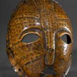 Lega Maske aus ornamental verziertem Schildkrötenpanzer mit typisch geformten Augen, DR Kongo, L. 21cm, Provenienz: Sammlung Poul Holm Olsen, Holstebro - photo 1