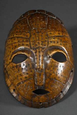 Lega Maske aus ornamental verziertem Schildkrötenpanzer mit typisch geformten Augen, DR Kongo, L. 21cm, Provenienz: Sammlung Poul Holm Olsen, Holstebro - photo 2