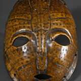 Lega Maske aus ornamental verziertem Schildkrötenpanzer mit typisch geformten Augen, DR Kongo, L. 21cm, Provenienz: Sammlung Poul Holm Olsen, Holstebro - photo 2