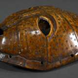 Lega Maske aus ornamental verziertem Schildkrötenpanzer mit typisch geformten Augen, DR Kongo, L. 21cm, Provenienz: Sammlung Poul Holm Olsen, Holstebro - photo 4