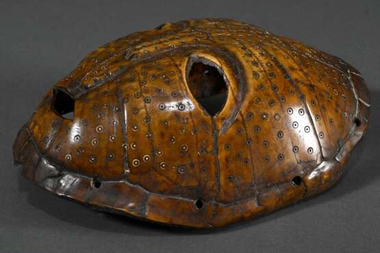 Lega Maske aus ornamental verziertem Schildkrötenpanzer mit typisch geformten Augen, DR Kongo, L. 21cm, Provenienz: Sammlung Poul Holm Olsen, Holstebro - photo 4