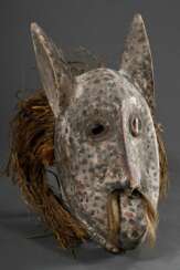 Zoomorphe Lega Maske mit langen Ohren, Flaschenglas Augen und Basthaaren, Reste von farbiger Bemalung, DR Kongo, H. 35cm, Gebrauchspatina, Provenienz: Sammlung Schleswig-Holstein