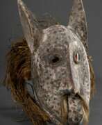 Catalogue des produits. Zoomorphe Lega Maske mit langen Ohren, Flaschenglas Augen und Basthaaren, Reste von farbiger Bemalung, DR Kongo, H. 35cm, Gebrauchspatina, Provenienz: Sammlung Schleswig-Holstein