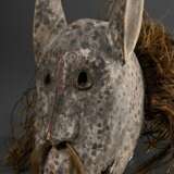 Zoomorphe Lega Maske mit langen Ohren, Flaschenglas Augen und Basthaaren, Reste von farbiger Bemalung, DR Kongo, H. 35cm, Gebrauchspatina, Provenienz: Sammlung Schleswig-Holstein - photo 3