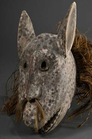 Zoomorphe Lega Maske mit langen Ohren, Flaschenglas Augen und Basthaaren, Reste von farbiger Bemalung, DR Kongo, H. 35cm, Gebrauchspatina, Provenienz: Sammlung Schleswig-Holstein - photo 3