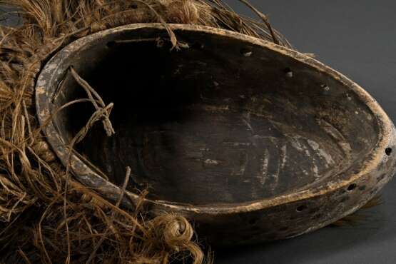 Zoomorphe Lega Maske mit langen Ohren, Flaschenglas Augen und Basthaaren, Reste von farbiger Bemalung, DR Kongo, H. 35cm, Gebrauchspatina, Provenienz: Sammlung Schleswig-Holstein - photo 5