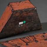 Einzigartige Deckelbox der Kuba, DR Kongo frühes 20.Jh., kompakt in asymmetrischer Trapezform (in dieser Form kein zweites Exemplar bekannt), dunkle, stellenweise krustige Beschichtung aus Rotholzpulver mit typischem Ril… - photo 3