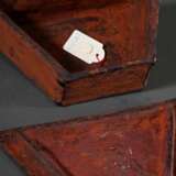 Einzigartige Deckelbox der Kuba, DR Kongo frühes 20.Jh., kompakt in asymmetrischer Trapezform (in dieser Form kein zweites Exemplar bekannt), dunkle, stellenweise krustige Beschichtung aus Rotholzpulver mit typischem Ril… - photo 4