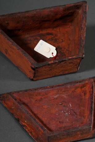 Einzigartige Deckelbox der Kuba, DR Kongo frühes 20.Jh., kompakt in asymmetrischer Trapezform (in dieser Form kein zweites Exemplar bekannt), dunkle, stellenweise krustige Beschichtung aus Rotholzpulver mit typischem Ril… - photo 4
