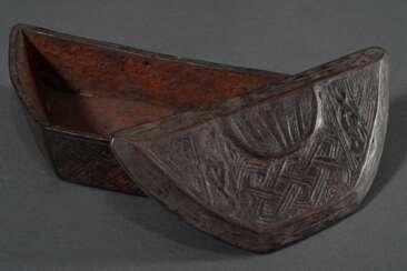 Deckeldose der Kuba, DR Kongo halbrund gekanntet gearbeitet mit feiner, traditioneller Schnitzornamentik mit Resten von Rotholzfärbung, stark beriebene Reliefs, vor allem an Kanten und Griffstellen, innen Reste der ritue…