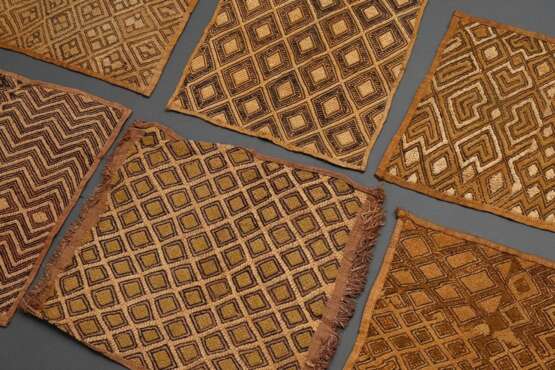 6 Diverse Kuba / Bakuba Gewebe aus Raffiapalmenfasern in typisch geometrischer Musterung, DR Kongo, Anfang 20.Jh., 38x34-50x41cm, Provenienz: Dänische Sammlung - photo 1