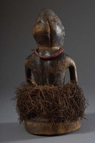 Westafrikanische Ahnenfigur mit Raffiarock und Perlenkette, dunkel gefärbtes Holz, 35x14,5cm, Spannungsrisse - photo 2