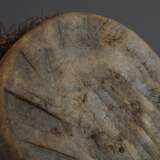 Westafrikanische Ahnenfigur mit Raffiarock und Perlenkette, dunkel gefärbtes Holz, 35x14,5cm, Spannungsrisse - photo 3