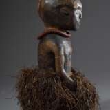Westafrikanische Ahnenfigur mit Raffiarock und Perlenkette, dunkel gefärbtes Holz, 35x14,5cm, Spannungsrisse - photo 4