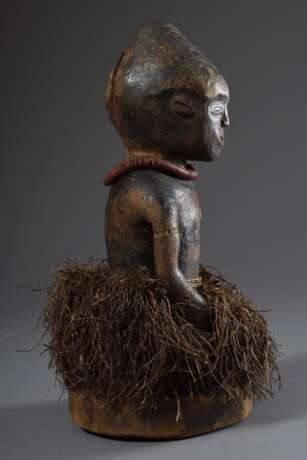 Westafrikanische Ahnenfigur mit Raffiarock und Perlenkette, dunkel gefärbtes Holz, 35x14,5cm, Spannungsrisse - photo 4