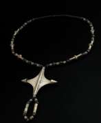 Catalogue des produits. Kette &quot;Guru&quot; mit fein ziseliertem und stilisiertem Kreuz Anhänger, schwarzen Glasperlen und röhrenförmigen Gliedern, Kel Air Tuareg, Silber, zus. 114g, L. 64cm, Anhänger 8x8cm, Alters- und Gebrauchsspuren (TTM3…