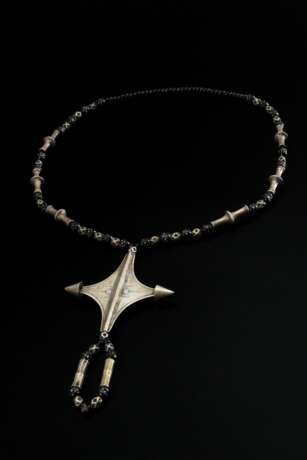 Kette "Guru" mit fein ziseliertem und stilisiertem Kreuz Anhänger, schwarzen Glasperlen und röhrenförmigen Gliedern, Kel Air Tuareg, Silber, zus. 114g, L. 64cm, Anhänger 8x8cm, Alters- und Gebrauchsspuren (TTM3… - photo 1