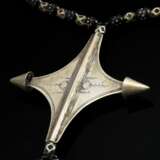 Kette "Guru" mit fein ziseliertem und stilisiertem Kreuz Anhänger, schwarzen Glasperlen und röhrenförmigen Gliedern, Kel Air Tuareg, Silber, zus. 114g, L. 64cm, Anhänger 8x8cm, Alters- und Gebrauchsspuren (TTM3… - photo 2