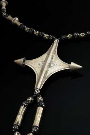 Kette "Guru" mit fein ziseliertem und stilisiertem Kreuz Anhänger, schwarzen Glasperlen und röhrenförmigen Gliedern, Kel Air Tuareg, Silber, zus. 114g, L. 64cm, Anhänger 8x8cm, Alters- und Gebrauchsspuren (TTM3… - photo 3