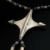 Kette "Guru" mit fein ziseliertem und stilisiertem Kreuz Anhänger, schwarzen Glasperlen und röhrenförmigen Gliedern, Kel Air Tuareg, Silber, zus. 114g, L. 64cm, Anhänger 8x8cm, Alters- und Gebrauchsspuren (TTM3… - photo 3