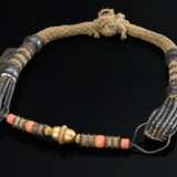 Beduinen Kette "Hunkun", jede Seite mit 2 floral verzierten Amulettbehältern zwischen Perlgliedern (Silber, Silber vergoldet, Koralle), aufgezogen auf geflochtenem Baumwollband, Ø innen 23cm, L. 80cm (JAO14) - photo 1