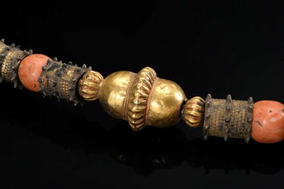Beduinen Kette "Hunkun", jede Seite mit 2 floral verzierten Amulettbehältern zwischen Perlgliedern (Silber, Silber vergoldet, Koralle), aufgezogen auf geflochtenem Baumwollband, Ø innen 23cm, L. 80cm (JAO14) - photo 2