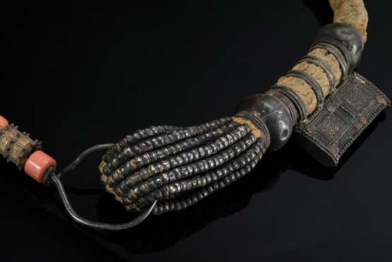 Beduinen Kette "Hunkun", jede Seite mit 2 floral verzierten Amulettbehältern zwischen Perlgliedern (Silber, Silber vergoldet, Koralle), aufgezogen auf geflochtenem Baumwollband, Ø innen 23cm, L. 80cm (JAO14) - photo 3