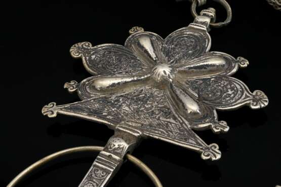 Große marokkanischer Fibelkette, geflochtene Kette mit 2 Fibeln, Platten in Blüten Form mit erhabenem diagonalen Kreuz und getriebenem Rankendekor, Fibelring mit gefassten Glassteinen, Silber, 449g, L. 102cm, Alters- und… - photo 2