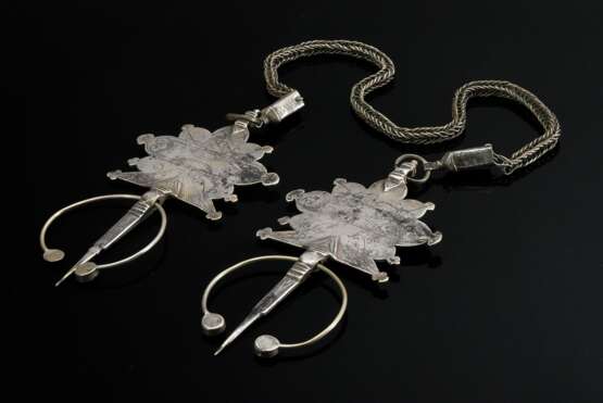 Große marokkanischer Fibelkette, geflochtene Kette mit 2 Fibeln, Platten in Blüten Form mit erhabenem diagonalen Kreuz und getriebenem Rankendekor, Fibelring mit gefassten Glassteinen, Silber, 449g, L. 102cm, Alters- und… - photo 5
