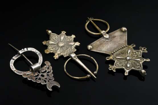 3 Diverse marokkanische Fibeln: 2x ornamentierte "Blüten" (L. 9,7/11,8cm) und 1x floral durchbrochen mit graviertem Halbmond (L. 9,5cm), Silber, 97g, Alters- und Gebrauchsspuren (MA16/12/17) - photo 1