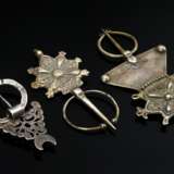 3 Diverse marokkanische Fibeln: 2x ornamentierte "Blüten" (L. 9,7/11,8cm) und 1x floral durchbrochen mit graviertem Halbmond (L. 9,5cm), Silber, 97g, Alters- und Gebrauchsspuren (MA16/12/17) - photo 1