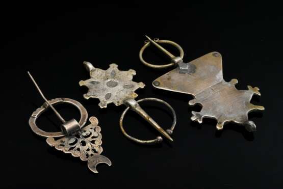 3 Diverse marokkanische Fibeln: 2x ornamentierte "Blüten" (L. 9,7/11,8cm) und 1x floral durchbrochen mit graviertem Halbmond (L. 9,5cm), Silber, 97g, Alters- und Gebrauchsspuren (MA16/12/17) - photo 2