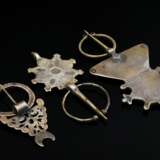 3 Diverse marokkanische Fibeln: 2x ornamentierte "Blüten" (L. 9,7/11,8cm) und 1x floral durchbrochen mit graviertem Halbmond (L. 9,5cm), Silber, 97g, Alters- und Gebrauchsspuren (MA16/12/17) - photo 2
