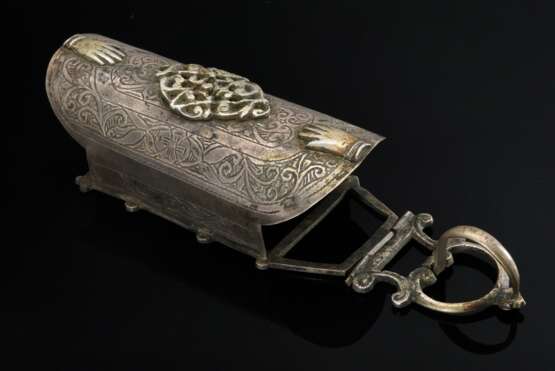 Marokkanische Gürtelschnalle in längs konvex gewölbte Form mit floral graviertem Dekor, aufgenietete Messing Hände und zentrales Ranken Ornament, Silber, 65g, L. 14,5cm (MA10) - Foto 2