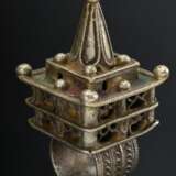 Marokkanischer Zopfschmuck Ring in Haus Form mit Spitzdach, seitlich durchbrochen zur Duftabgabe, Reste von Emaillierung, Silber, 85g, H. 7,8cm, Alters- und Gebrauchsspuren (MA7) - Foto 1