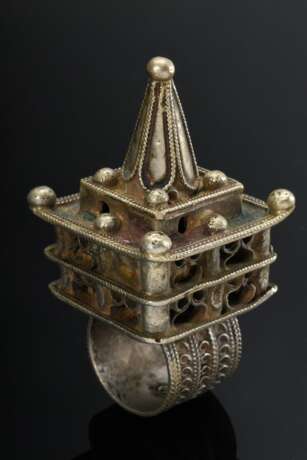 Marokkanischer Zopfschmuck Ring in Haus Form mit Spitzdach, seitlich durchbrochen zur Duftabgabe, Reste von Emaillierung, Silber, 85g, H. 7,8cm, Alters- und Gebrauchsspuren (MA7) - Foto 1