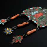 Tunesischer Stirnschmuck "Tigar", halbrund mit drei Anhängern "Hamsa" und "Pentagramm", Silber mit Emaille Auflage und Koralle, Djerba, Silber, 44g, 14,5x7,5cm, Alters und Gebrauchsspuren (M… - photo 1