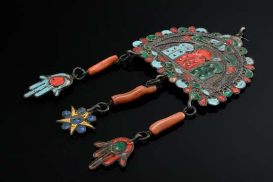 Tunesischer Stirnschmuck "Tigar", halbrund mit drei Anhängern "Hamsa" und "Pentagramm", Silber mit Emaille Auflage und Koralle, Djerba, Silber, 44g, 14,5x7,5cm, Alters und Gebrauchsspuren (M… - photo 1