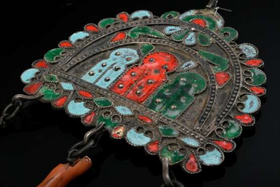 Tunesischer Stirnschmuck "Tigar", halbrund mit drei Anhängern "Hamsa" und "Pentagramm", Silber mit Emaille Auflage und Koralle, Djerba, Silber, 44g, 14,5x7,5cm, Alters und Gebrauchsspuren (M… - photo 2