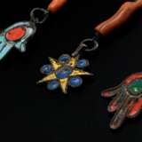Tunesischer Stirnschmuck "Tigar", halbrund mit drei Anhängern "Hamsa" und "Pentagramm", Silber mit Emaille Auflage und Koralle, Djerba, Silber, 44g, 14,5x7,5cm, Alters und Gebrauchsspuren (M… - photo 3