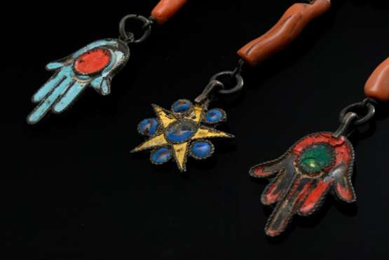 Tunesischer Stirnschmuck "Tigar", halbrund mit drei Anhängern "Hamsa" und "Pentagramm", Silber mit Emaille Auflage und Koralle, Djerba, Silber, 44g, 14,5x7,5cm, Alters und Gebrauchsspuren (M… - photo 3